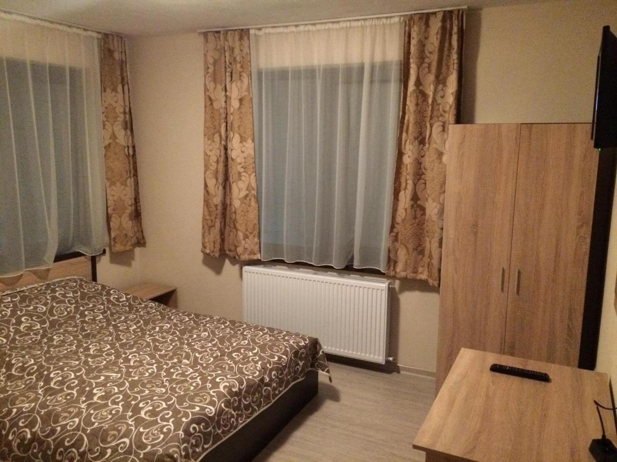 Advel Guest Hous Hotell Madzhare Exteriör bild